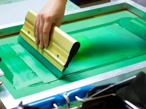 Cos’è la Serigrafia? Tutto Quello che Devi Sapere sulla Stampa serigrafica